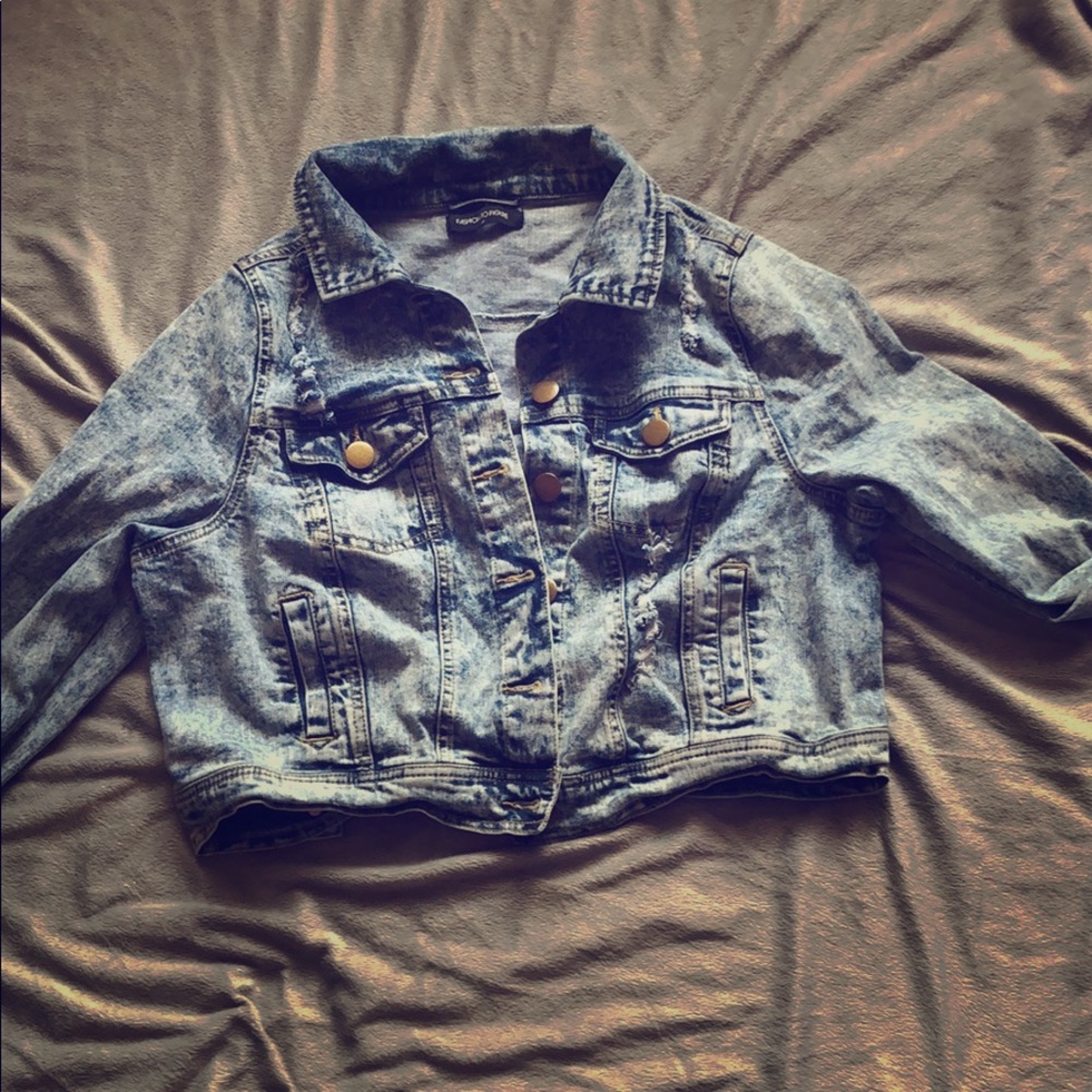 🌸Flash Sale🌸 Bleached & distressed denim jacket